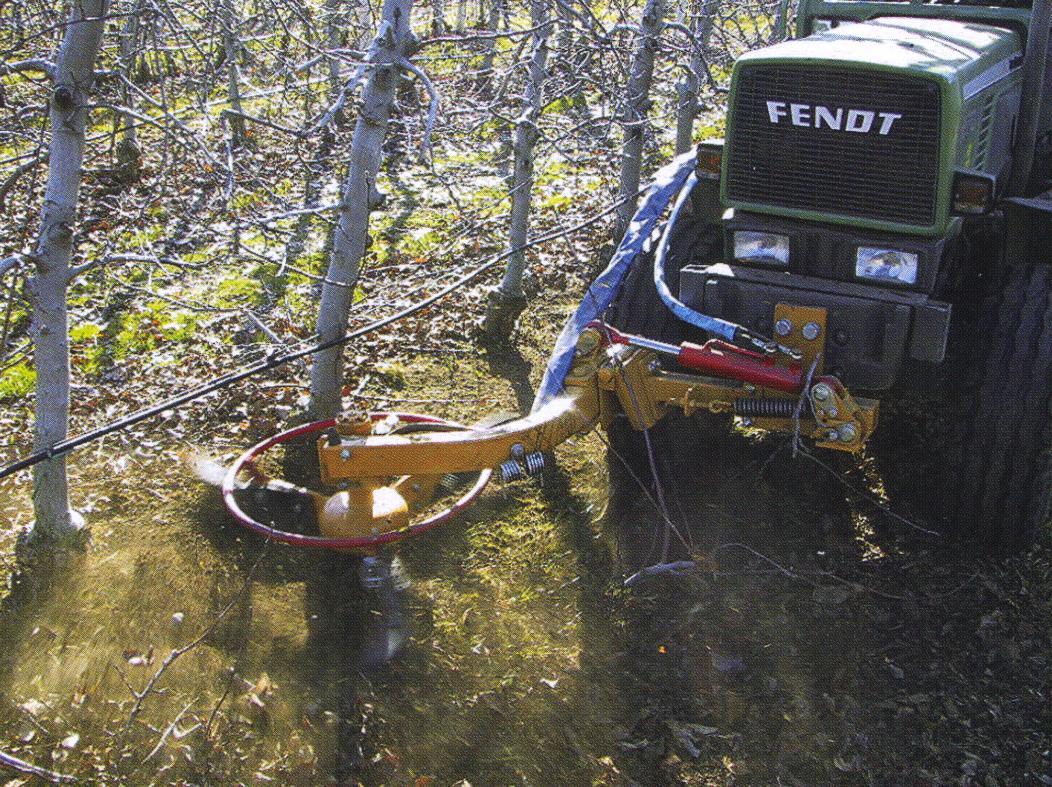 Reisigschwader XAN Seppi mit Anschluss auf Traktor - zum Schließen ins Bild klicken